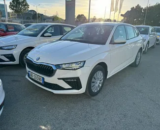 Frontansicht eines Mietwagens Skoda Scala am Flughafen von Tirana, Albanien ✓ Auto Nr.11524. ✓ Schaltgetriebe TM ✓ 0 Bewertungen.