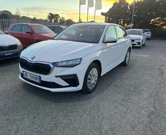 Frontansicht eines Mietwagens Skoda Scala am Flughafen von Tirana, Albanien ✓ Auto Nr.11522. ✓ Schaltgetriebe TM ✓ 0 Bewertungen.