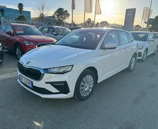 Frontansicht eines Mietwagens Skoda Scala am Flughafen von Tirana, Albanien ✓ Auto Nr.11519. ✓ Schaltgetriebe TM ✓ 0 Bewertungen.