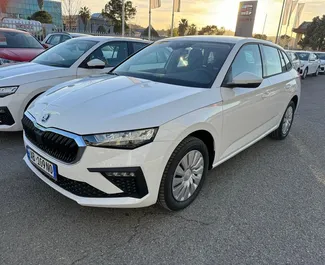 Frontansicht eines Mietwagens Skoda Scala am Flughafen von Tirana, Albanien ✓ Auto Nr.11521. ✓ Schaltgetriebe TM ✓ 0 Bewertungen.