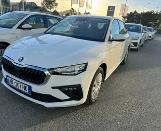 Frontansicht eines Mietwagens Skoda Scala am Flughafen von Tirana, Albanien ✓ Auto Nr.11523. ✓ Schaltgetriebe TM ✓ 0 Bewertungen.