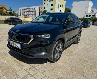 Frontansicht eines Mietwagens Skoda Karoq am Flughafen von Tirana, Albanien ✓ Auto Nr.11526. ✓ Automatisch TM ✓ 0 Bewertungen.