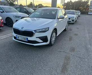 Frontansicht eines Mietwagens Skoda Scala am Flughafen von Tirana, Albanien ✓ Auto Nr.11520. ✓ Schaltgetriebe TM ✓ 0 Bewertungen.