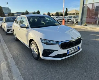 Autovermietung Skoda Scala Nr.11519 Schaltgetriebe am Flughafen von Tirana, ausgestattet mit einem 1,0L Motor ➤ Von Leonard in Albanien.