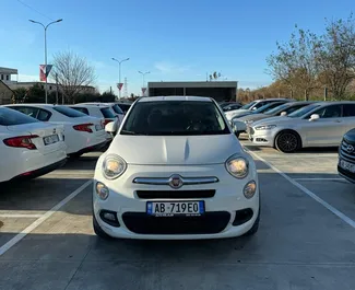 Frontansicht eines Mietwagens Fiat 500X am Flughafen von Tirana, Albanien ✓ Auto Nr.11589. ✓ Automatisch TM ✓ 0 Bewertungen.