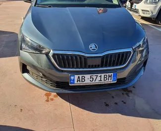 Frontansicht eines Mietwagens Skoda Scala am Flughafen von Tirana, Albanien ✓ Auto Nr.11495. ✓ Automatisch TM ✓ 0 Bewertungen.