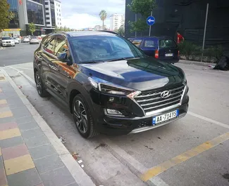 Frontansicht eines Mietwagens Hyundai Tucson am Flughafen von Tirana, Albanien ✓ Auto Nr.11499. ✓ Automatisch TM ✓ 0 Bewertungen.