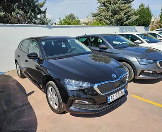 Frontansicht eines Mietwagens Skoda Scala am Flughafen von Tirana, Albanien ✓ Auto Nr.11514. ✓ Automatisch TM ✓ 0 Bewertungen.