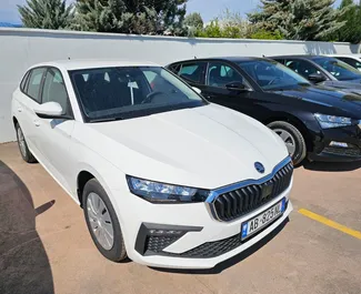 Frontansicht eines Mietwagens Skoda Scala am Flughafen von Tirana, Albanien ✓ Auto Nr.11516. ✓ Schaltgetriebe TM ✓ 0 Bewertungen.