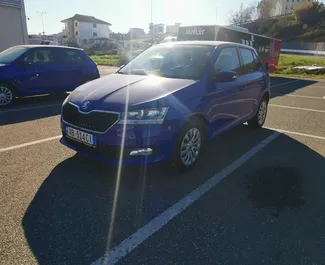 Frontansicht eines Mietwagens Skoda Fabia am Flughafen von Tirana, Albanien ✓ Auto Nr.11497. ✓ Schaltgetriebe TM ✓ 0 Bewertungen.