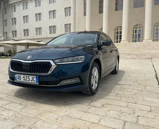 Frontansicht eines Mietwagens Skoda Octavia am Flughafen von Tirana, Albanien ✓ Auto Nr.11507. ✓ Automatisch TM ✓ 0 Bewertungen.