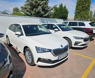 Frontansicht eines Mietwagens Skoda Scala am Flughafen von Tirana, Albanien ✓ Auto Nr.11515. ✓ Automatisch TM ✓ 0 Bewertungen.