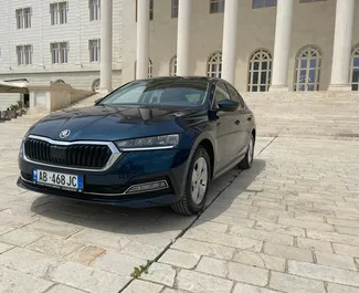 Frontansicht eines Mietwagens Skoda Octavia am Flughafen von Tirana, Albanien ✓ Auto Nr.11506. ✓ Automatisch TM ✓ 0 Bewertungen.