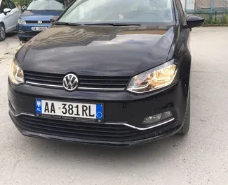 Frontansicht eines Mietwagens Volkswagen Polo am Flughafen von Tirana, Albanien ✓ Auto Nr.11490. ✓ Schaltgetriebe TM ✓ 0 Bewertungen.