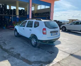 Frontansicht eines Mietwagens Dacia Duster am Flughafen von Tirana, Albanien ✓ Auto Nr.11493. ✓ Schaltgetriebe TM ✓ 0 Bewertungen.