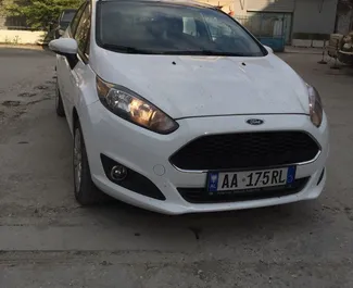 Frontansicht eines Mietwagens Ford Fiesta am Flughafen von Tirana, Albanien ✓ Auto Nr.11487. ✓ Schaltgetriebe TM ✓ 0 Bewertungen.