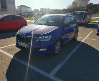 Frontansicht eines Mietwagens Skoda Fabia am Flughafen von Tirana, Albanien ✓ Auto Nr.11498. ✓ Schaltgetriebe TM ✓ 0 Bewertungen.