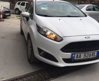 Frontansicht eines Mietwagens Ford Fiesta am Flughafen von Tirana, Albanien ✓ Auto Nr.11488. ✓ Schaltgetriebe TM ✓ 0 Bewertungen.