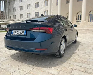 Frontansicht eines Mietwagens Skoda Octavia am Flughafen von Tirana, Albanien ✓ Auto Nr.11509. ✓ Automatisch TM ✓ 0 Bewertungen.