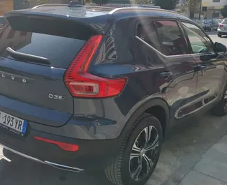 Frontansicht eines Mietwagens Volvo XC40 am Flughafen von Tirana, Albanien ✓ Auto Nr.11500. ✓ Automatisch TM ✓ 0 Bewertungen.