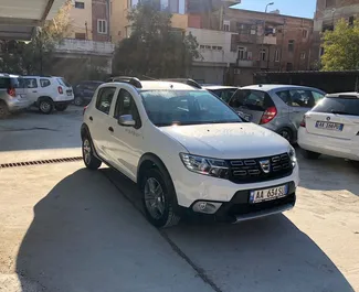 Frontansicht eines Mietwagens Dacia Sandero Stepway am Flughafen von Tirana, Albanien ✓ Auto Nr.11491. ✓ Schaltgetriebe TM ✓ 0 Bewertungen.