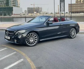 Innenraum von Mercedes-Benz C200 Cabrio zur Miete in VAE. Ein großartiges 4-Sitzer Fahrzeug mit Automatisch Getriebe.