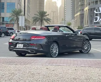 Benzin 2,0L Motor von Mercedes-Benz C200 Cabrio 2022 zur Miete in Dubai.