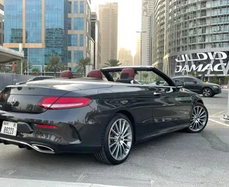 Mercedes-Benz C200 Cabrio 2022 zur Miete verfügbar in Dubai, mit Kilometerbegrenzung 200 km/Tag.