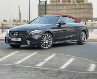 Frontansicht eines Mietwagens Mercedes-Benz C200 Cabrio in Dubai, VAE ✓ Auto Nr.11354. ✓ Automatisch TM ✓ 0 Bewertungen.