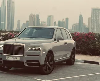 Frontansicht eines Mietwagens Rolls-Royce Cullinan in Dubai, VAE ✓ Auto Nr.11357. ✓ Automatisch TM ✓ 0 Bewertungen.