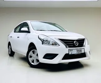 Frontansicht eines Mietwagens Nissan Sunny in Dubai, VAE ✓ Auto Nr.11468. ✓ Automatisch TM ✓ 0 Bewertungen.