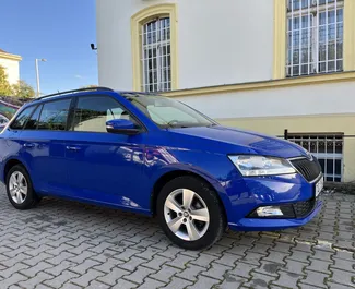 Frontansicht eines Mietwagens Skoda Fabia Combi in Prag, Tschechische Republik ✓ Auto Nr.387. ✓ Schaltgetriebe TM ✓ 0 Bewertungen.