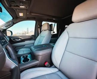 Chevrolet Tahoe 2023 zur Miete verfügbar in Dubai, mit Kilometerbegrenzung 250 km/Tag.