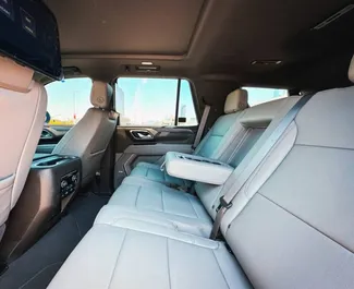 Innenraum von Chevrolet Tahoe zur Miete in VAE. Ein großartiges 7-Sitzer Fahrzeug mit Automatisch Getriebe.