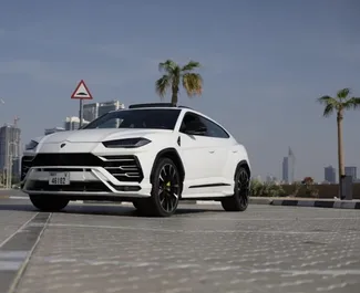 Frontansicht eines Mietwagens Lamborghini Urus am internationalen Flughafen von Dubai, VAE ✓ Auto Nr.11552. ✓ Automatisch TM ✓ 0 Bewertungen.