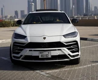 Benzin L Motor von Lamborghini Urus 2023 zur Miete am internationalen Flughafen von Dubai.