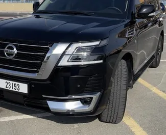 Frontansicht eines Mietwagens Nissan Patrol am internationalen Flughafen von Dubai, VAE ✓ Auto Nr.11560. ✓ Automatisch TM ✓ 0 Bewertungen.