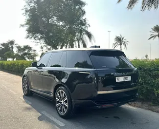 Frontansicht eines Mietwagens Land Rover Range Rover am internationalen Flughafen von Dubai, VAE ✓ Auto Nr.11567. ✓ Automatisch TM ✓ 0 Bewertungen.