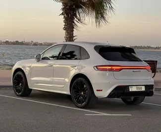 Benzin L Motor von Porsche Macan 2023 zur Miete am internationalen Flughafen von Dubai.