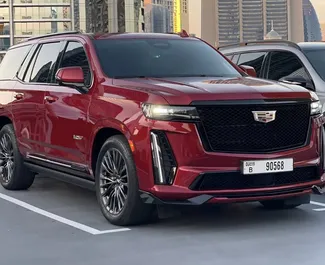 Cadillac Escalade 2023 zur Miete verfügbar am internationalen Flughafen von Dubai, mit Kilometerbegrenzung 200 km/Tag.