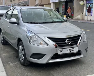 Frontansicht eines Mietwagens Nissan Sunny am internationalen Flughafen von Dubai, VAE ✓ Auto Nr.11540. ✓ Automatisch TM ✓ 0 Bewertungen.