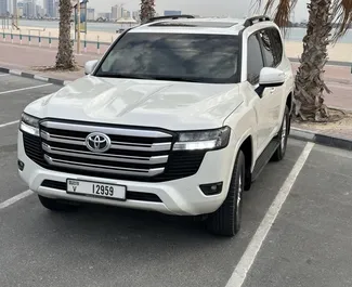 Toyota Land Cruiser 300 2023 mit Antriebssystem Allradantrieb, verfügbar am internationalen Flughafen von Dubai.