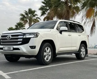 Innenraum von Toyota Land Cruiser 300 zur Miete in VAE. Ein großartiges 7-Sitzer Fahrzeug mit Automatisch Getriebe.