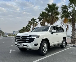 Benzin 3,5L Motor von Toyota Land Cruiser 300 2023 zur Miete am internationalen Flughafen von Dubai.