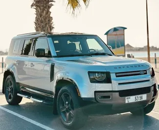 Frontansicht eines Mietwagens Land Rover Defender am internationalen Flughafen von Dubai, VAE ✓ Auto Nr.11558. ✓ Automatisch TM ✓ 0 Bewertungen.