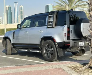 Land Rover Defender 2024 zur Miete verfügbar am internationalen Flughafen von Dubai, mit Kilometerbegrenzung 200 km/Tag.