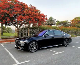 Frontansicht eines Mietwagens Mercedes-Benz S500 am internationalen Flughafen von Dubai, VAE ✓ Auto Nr.11563. ✓ Automatisch TM ✓ 0 Bewertungen.