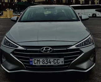 Frontansicht eines Mietwagens Hyundai Elantra am Flughafen Tiflis, Georgien ✓ Auto Nr.11398. ✓ Automatisch TM ✓ 0 Bewertungen.