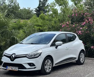 Frontansicht eines Mietwagens Renault Clio 4 in Becici, Montenegro ✓ Auto Nr.4277. ✓ Schaltgetriebe TM ✓ 5 Bewertungen.