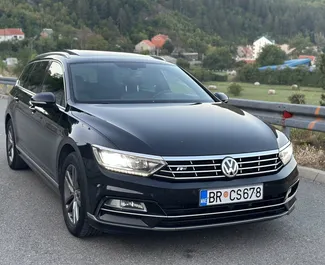 Frontansicht eines Mietwagens Volkswagen Passat Variant in Becici, Montenegro ✓ Auto Nr.11399. ✓ Automatisch TM ✓ 0 Bewertungen.